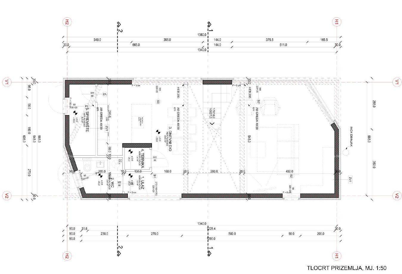 Grundriss des Erdgeschosses mit Wohnbereich, Küche, WC und Zugang zur Terrasse.