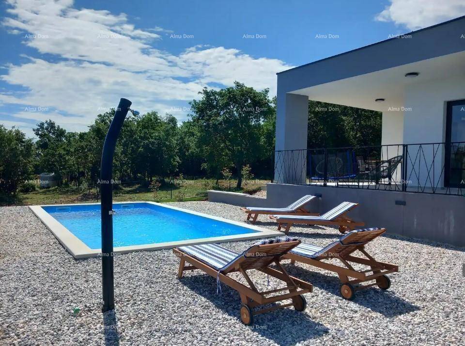 Entspannungsbereich am Pool mit Liegestühlen und Außendusche, umgeben von Natur.