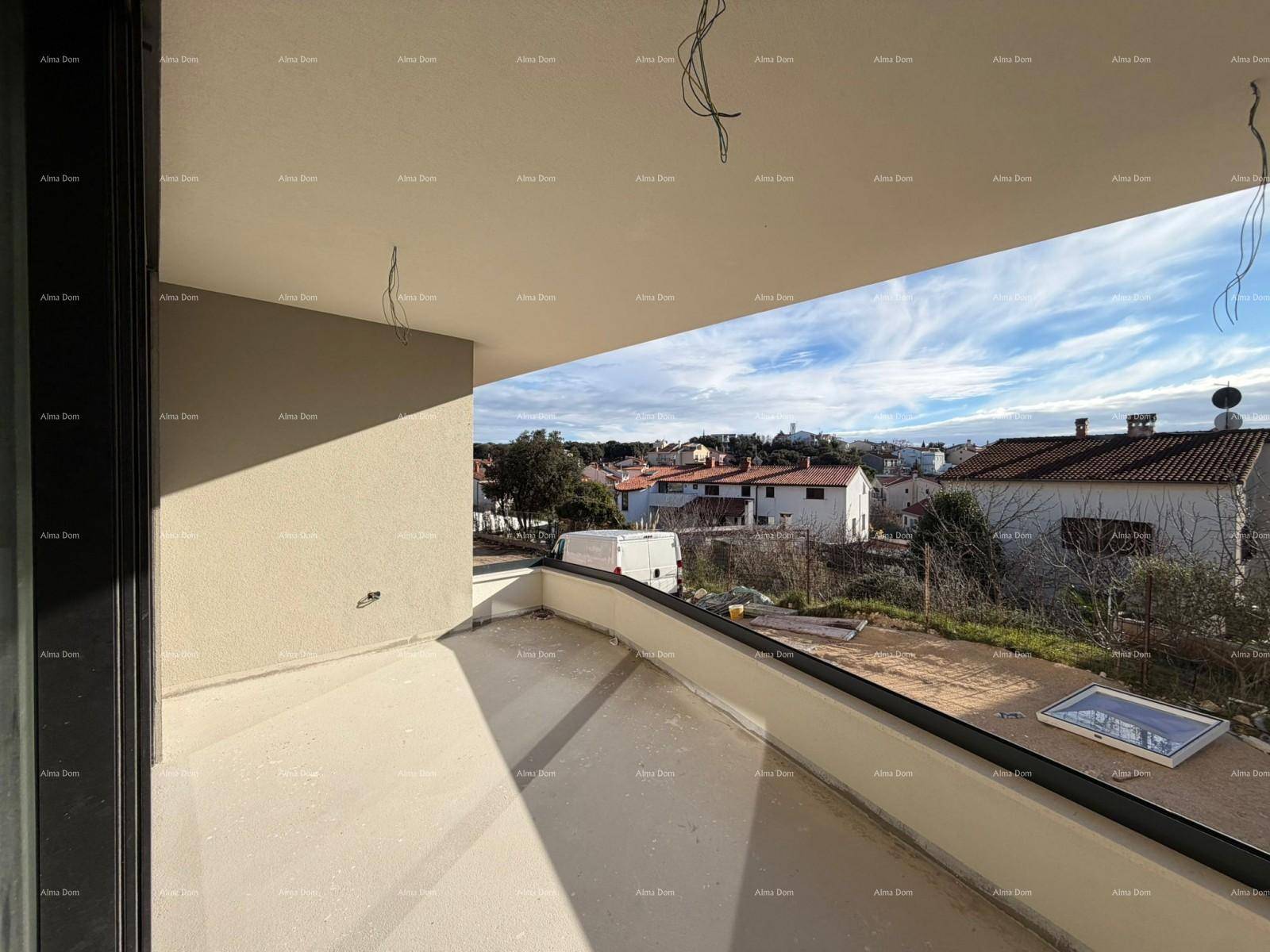 Unfertiger Balkon mit weitem Blick über die Dächer der Umgebung und den blauen Himmel, ideal für Entspannung.