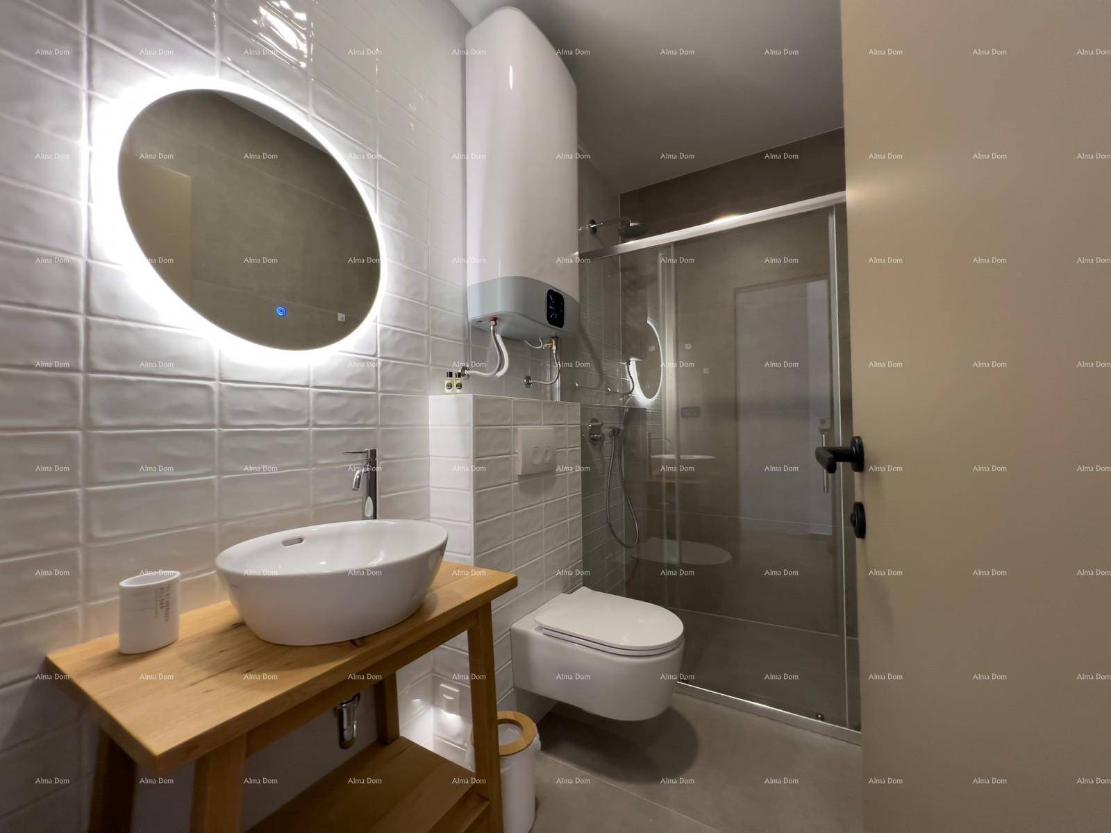 Modernes Badezimmer mit Duschkabine, beleuchtetem Spiegel und stilvollem Holzwaschtisch.