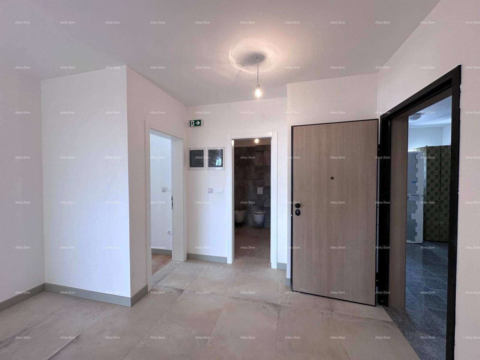 Eingangsbereich mit moderner Holztür und Zugang zu weiteren Räumen und einem Badezimmer.