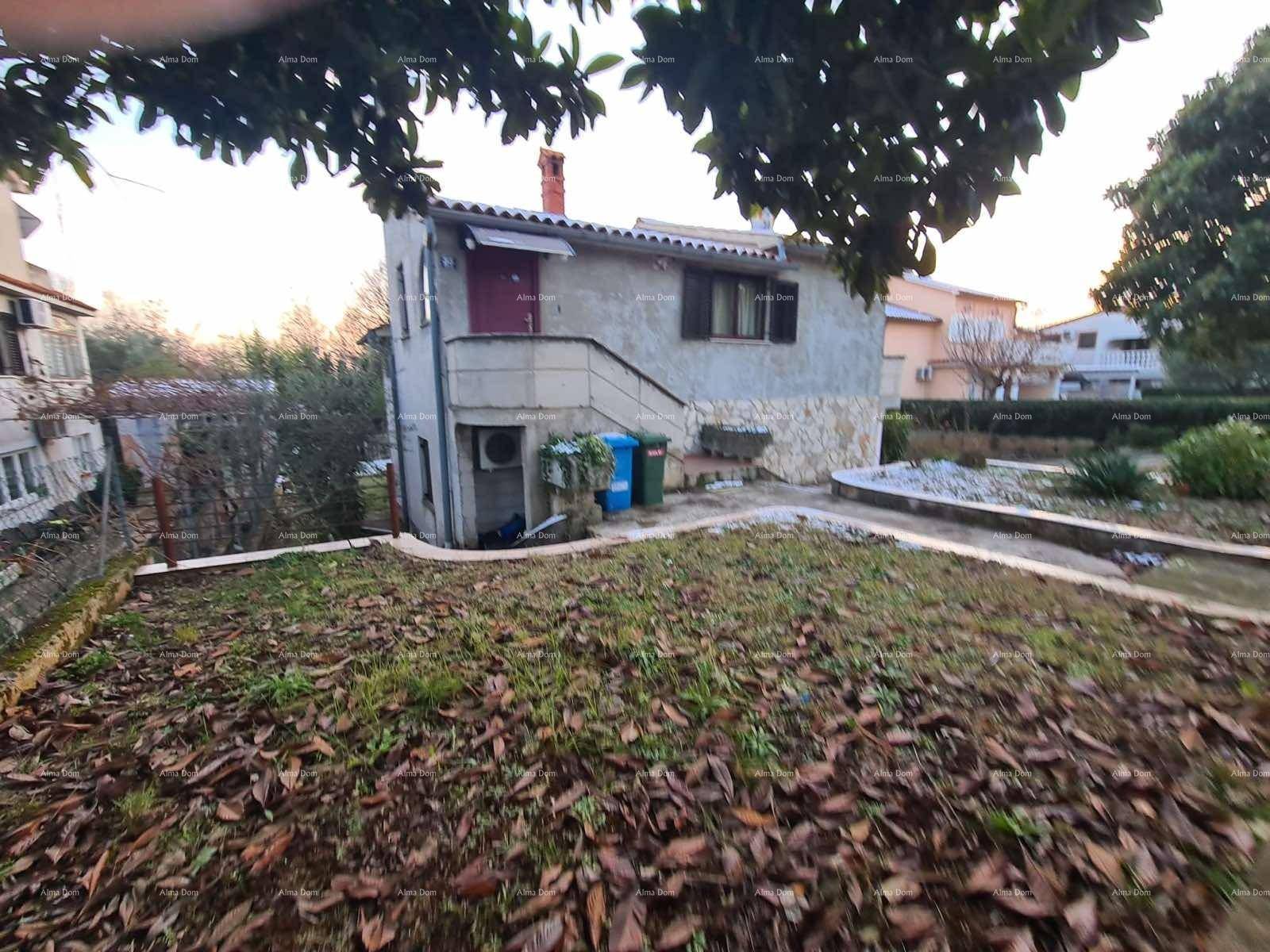 Hausansicht aus der Ferne mit einem weitläufigen Gartenbereich im Vordergrund.