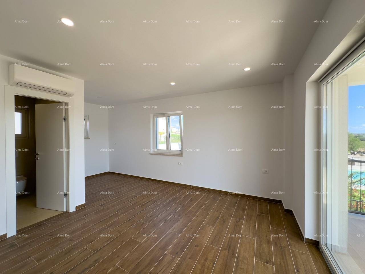 Lichtdurchflutetes Wohnzimmer mit Holzfliesenboden, Klimaanlage und Zugang zu einem Balkon mit Poolblick.