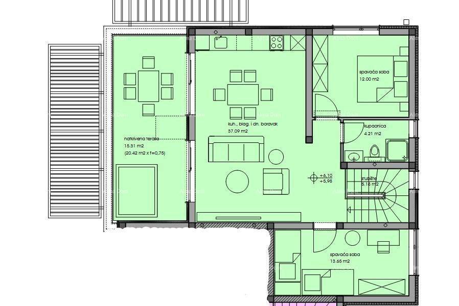 Grundrissplan mit offenem Wohn-, Ess- und Küchenbereich, Schlafzimmern, Bad und überdachter Terrasse.