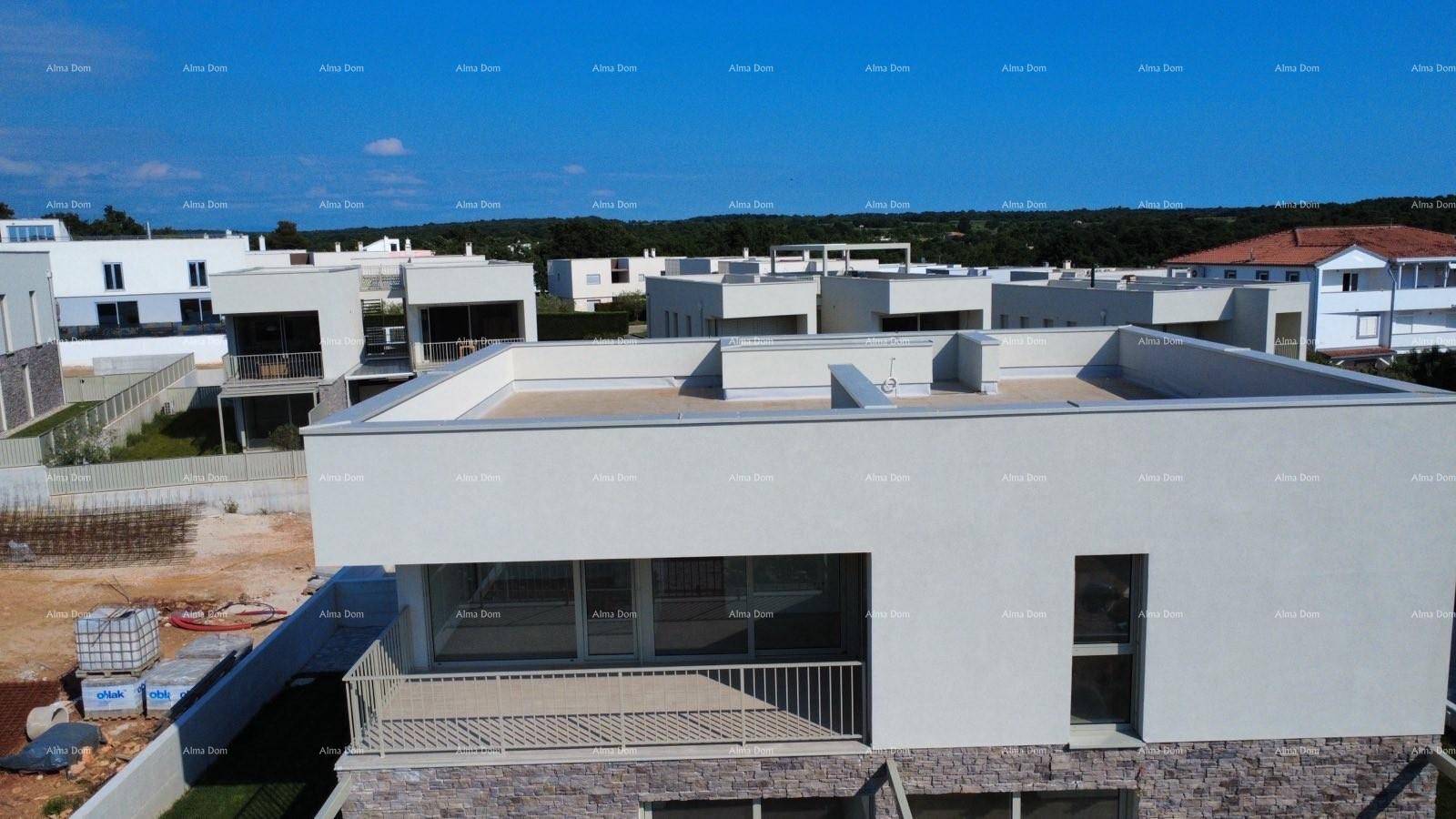 Moderne Neubauten mit Flachdächern und Balkonen in einer sonnigen Umgebung.
