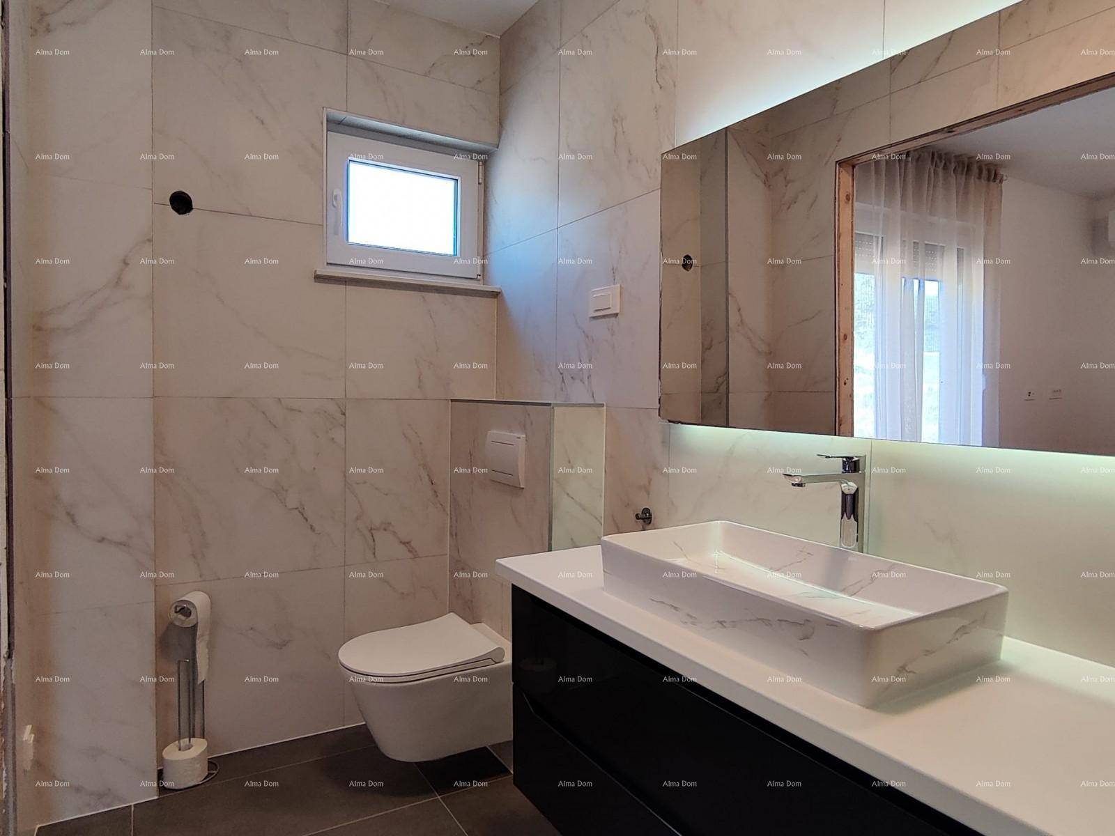 Elegantes Badezimmer mit Marmorfliesen, wandhängendem WC und modernem Waschtisch.