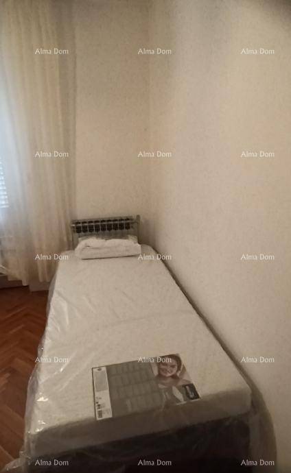 Schlafzimmer mit einem Einzelbett und hellen Wänden, bereit für die erste Nutzung.