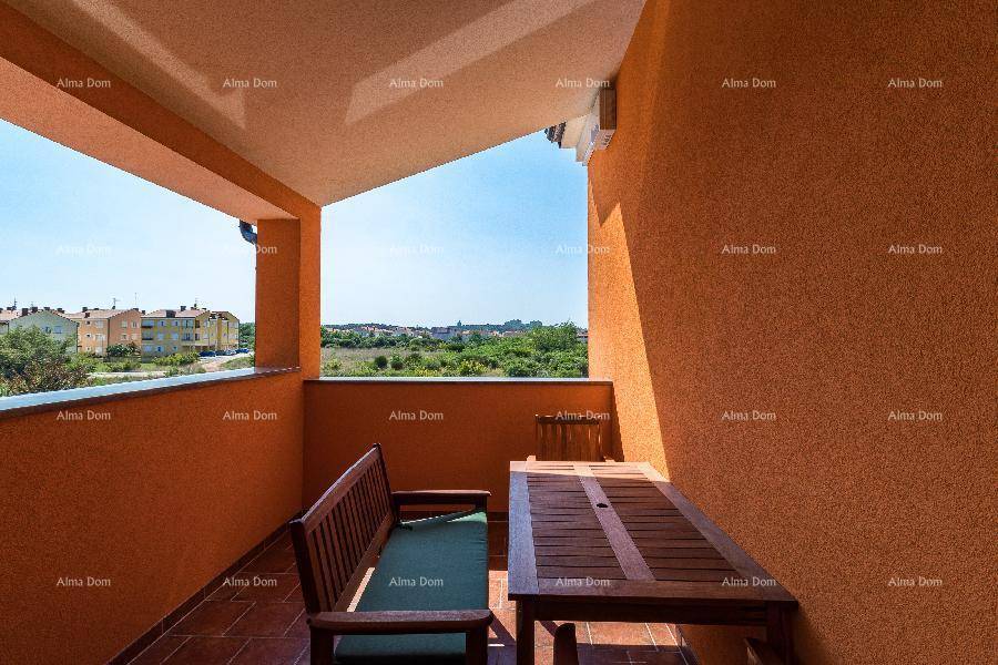 Überdachter Balkon mit Holztisch und Bank, ideal für entspannte Stunden im Freien.