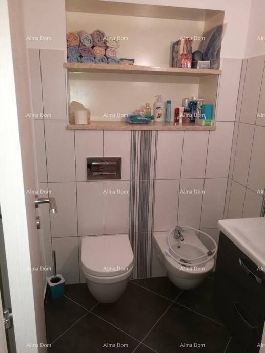 Gäste-WC mit wandhängendem WC, Bidet und kleinem Waschbecken.