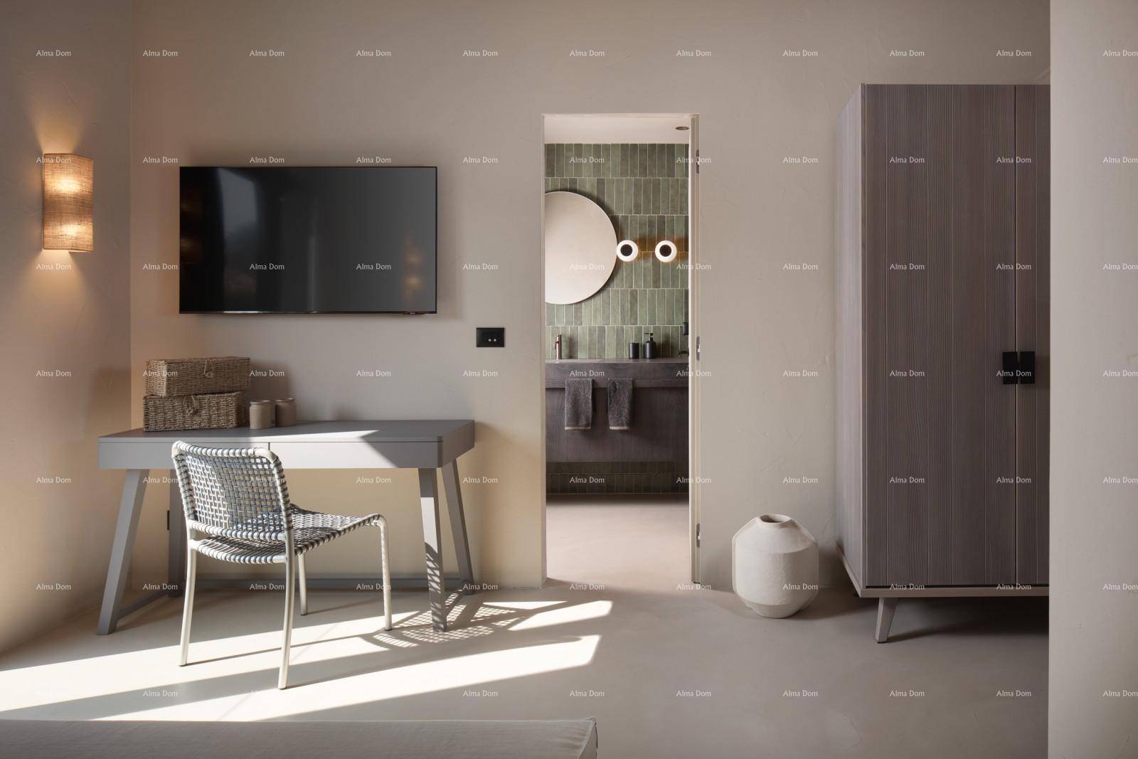 Modernes Schlafzimmer mit Schreibtisch und Blick in ein stilvolles Badezimmer.