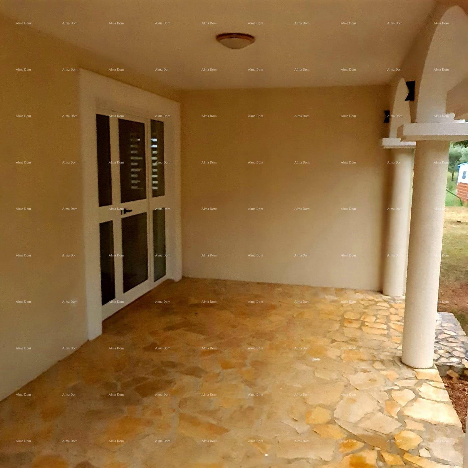 Überdachte Terrasse mit Natursteinboden und Säulen, ideal für entspannte Stunden im Freien.