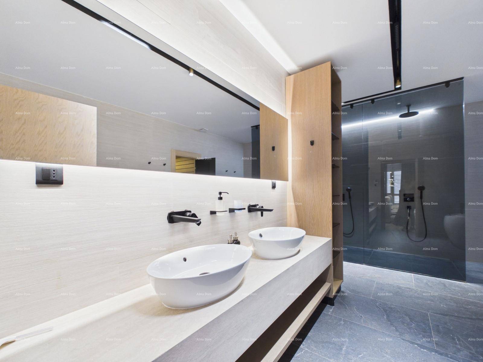 Geräumiges Badezimmer mit Doppelwaschbecken, großem Spiegel und moderner begehbarer Dusche.