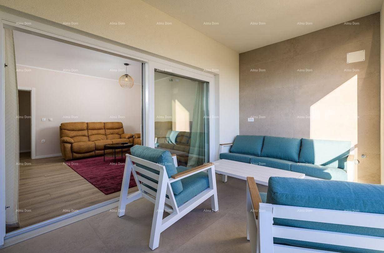 Geräumige Terrasse mit Lounge-Möbeln und direktem Zugang zum hellen Wohnbereich.