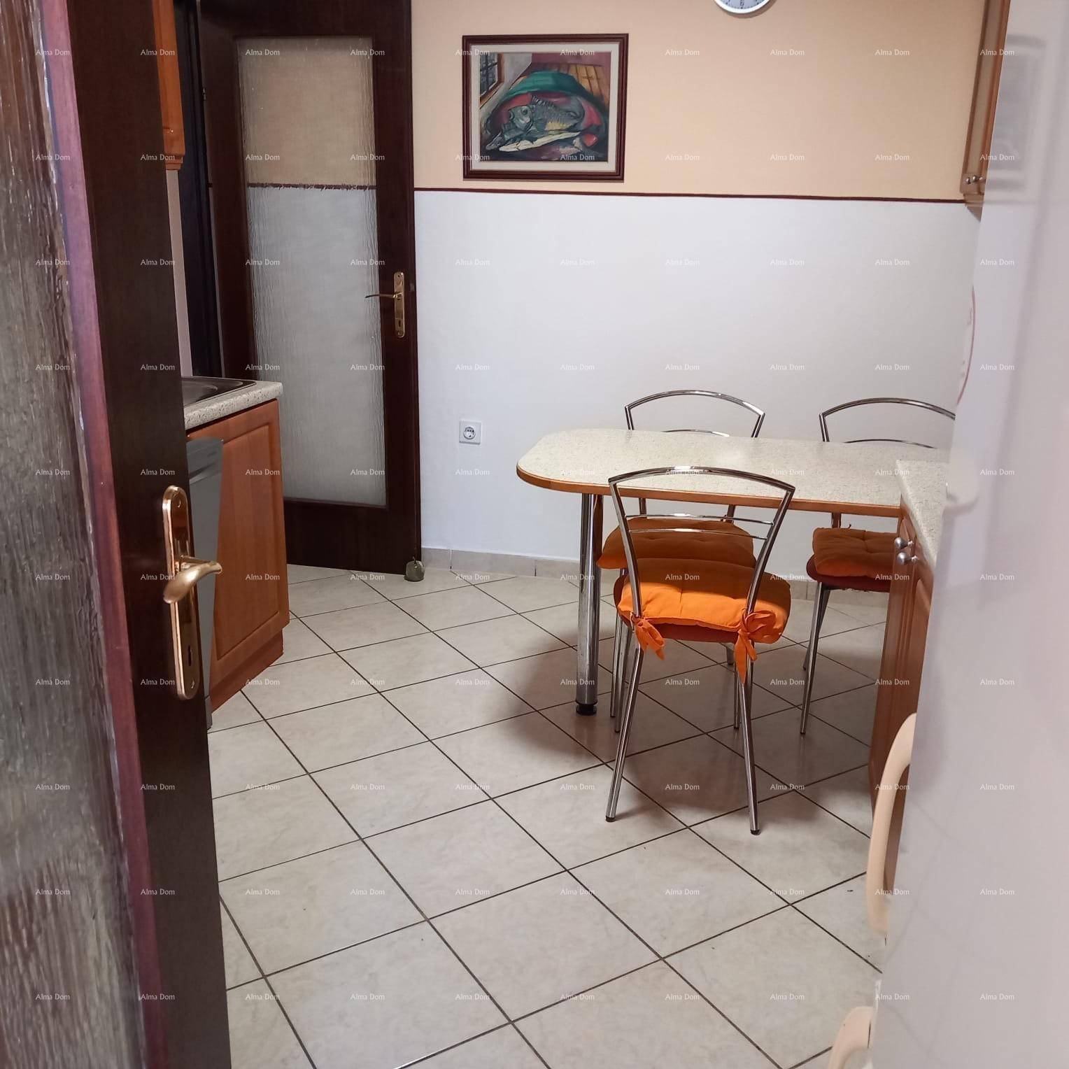 Kleiner Essbereich in der Küche mit Tisch und Stühlen, ideal für Mahlzeiten.