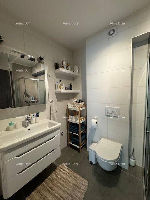 Modernes Badezimmer mit Dusche, wandhängendem WC und großem Waschtisch mit Spiegelschrank.