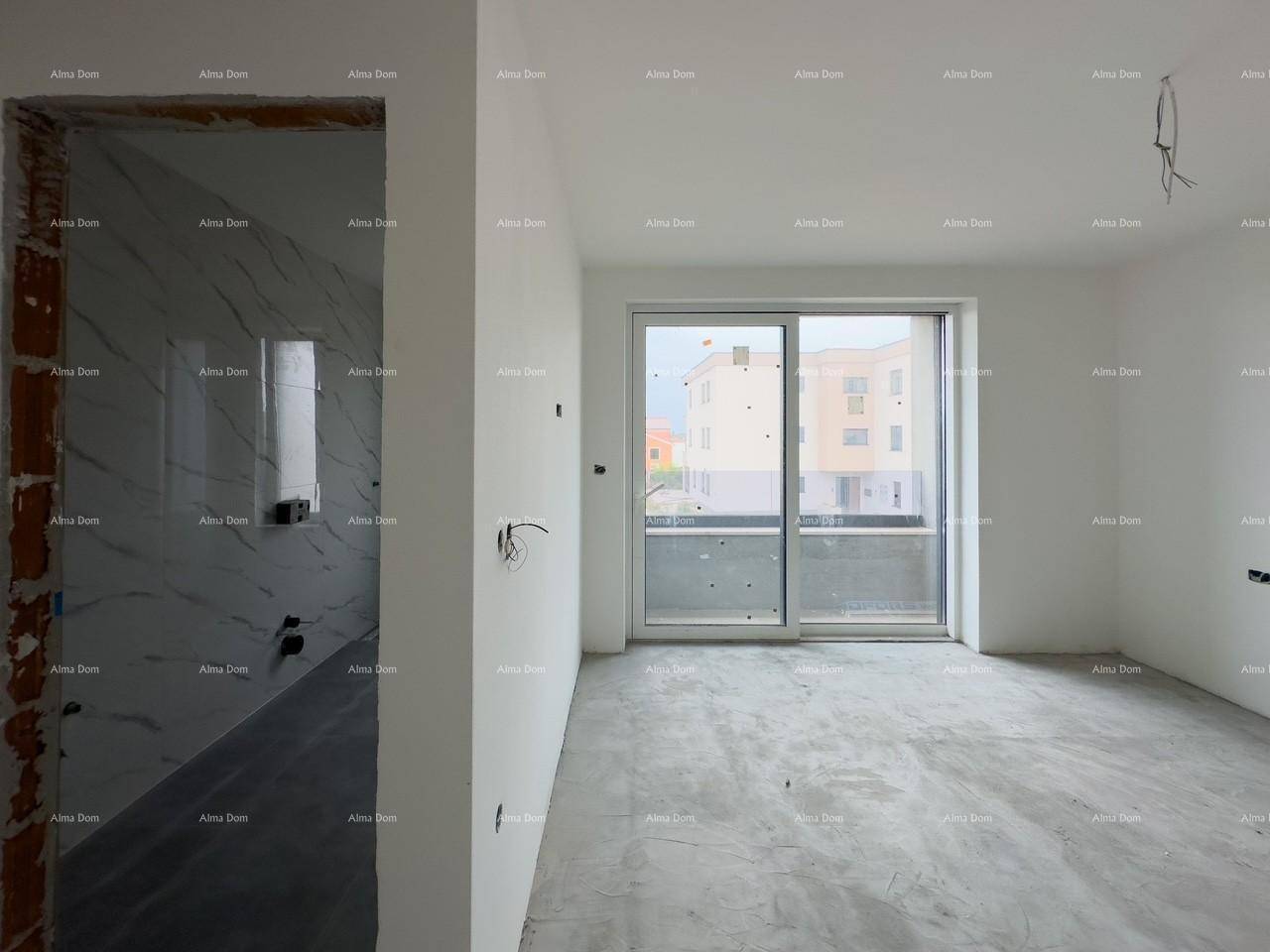 Unfertiger Raum mit Betonboden und Zugang zu einem gefliesten Badezimmer, im Rohbau.