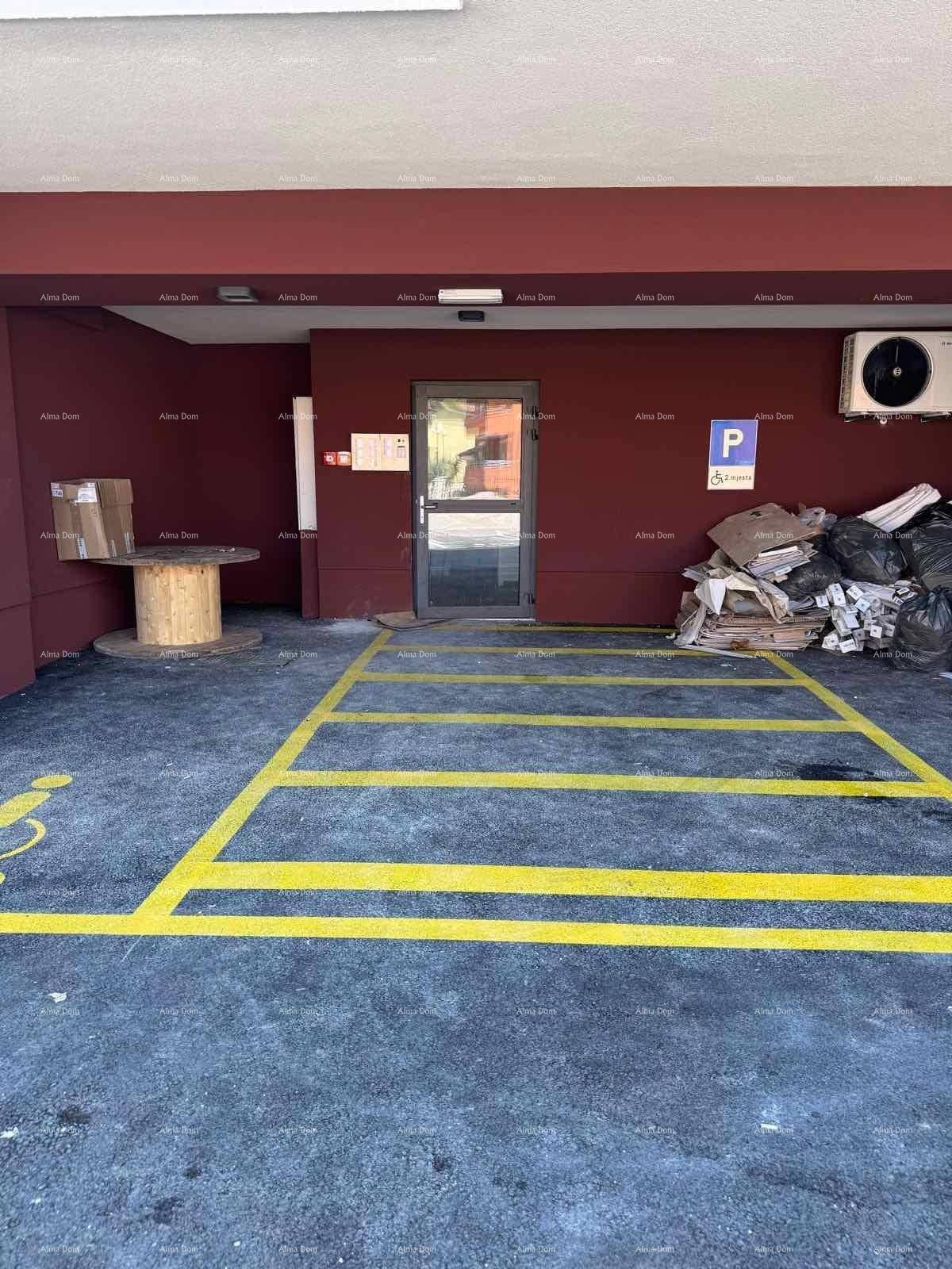 Überdachter Parkplatz mit gelben Markierungen und einer Tür zum Gebäude.