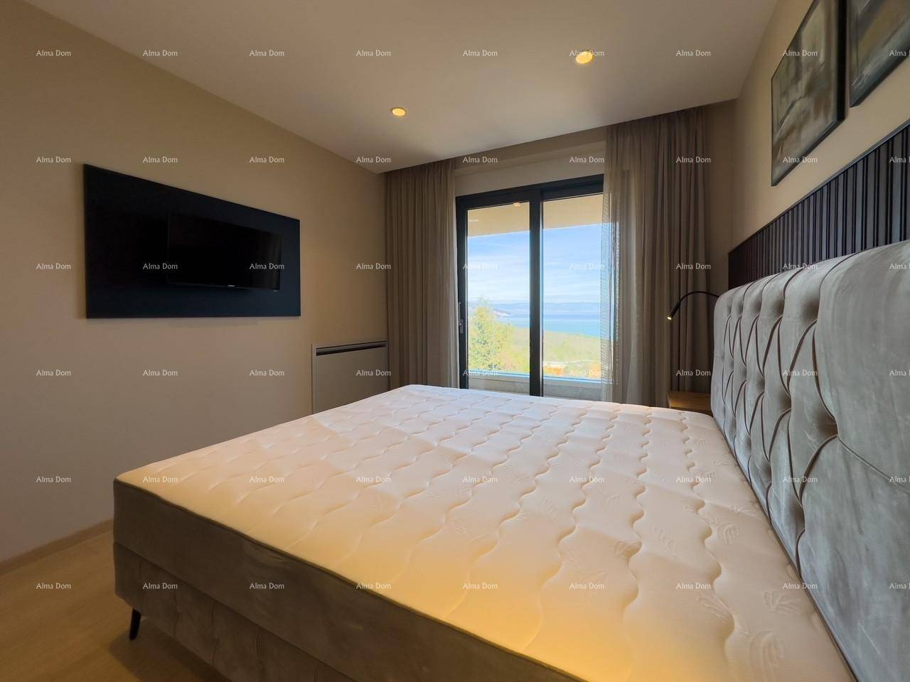 Geräumiges Schlafzimmer mit Doppelbett, TV und großen Fenstern mit Meerblick.