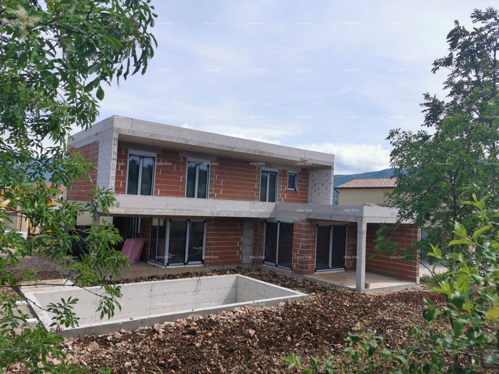 Rohbau eines modernen Wohnhauses mit sichtbaren Ziegeln und vorbereiteter Poolgrube.