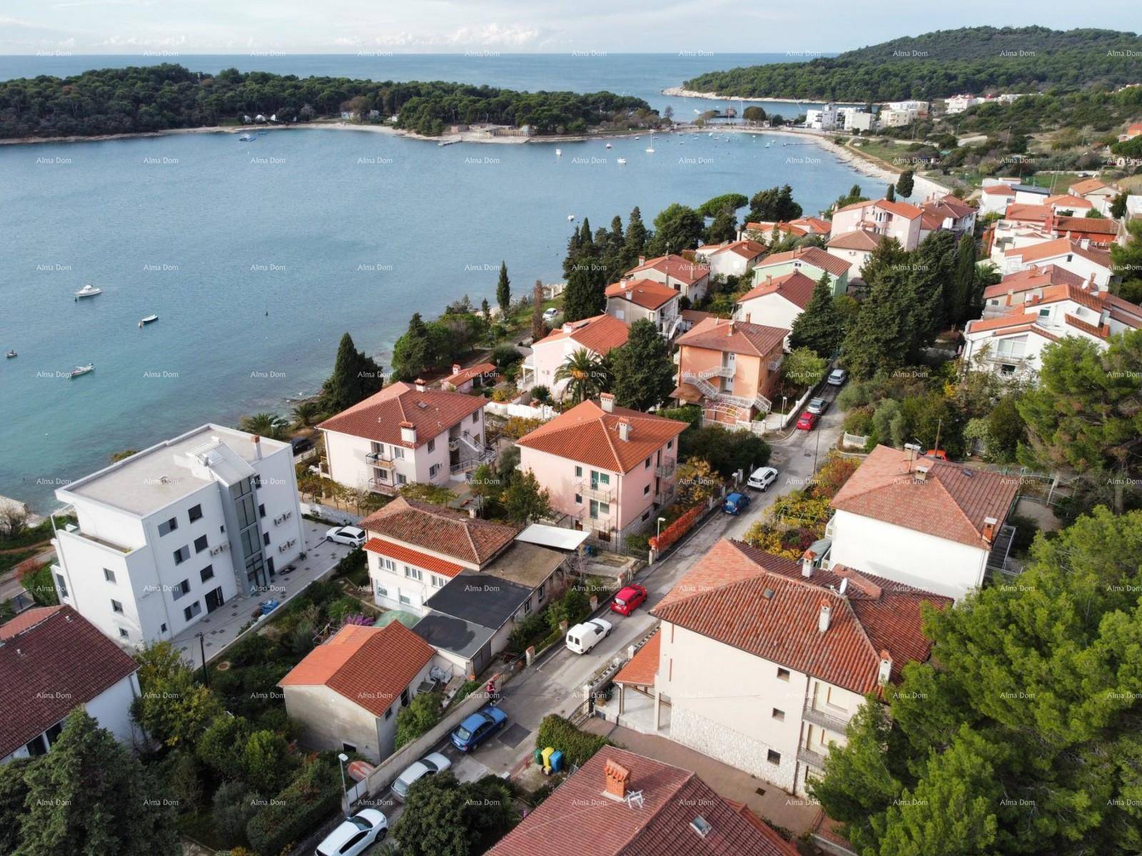 Panoramische Luftaufnahme einer Küstenstadt mit vielen Häusern und einer malerischen Bucht.