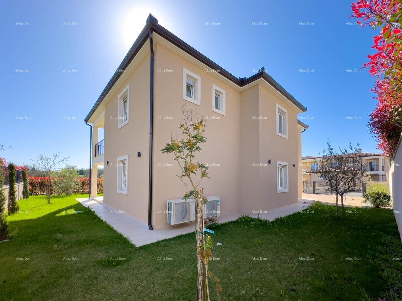 Seitenansicht des Hauses mit grünem Rasen und sichtbaren Klimaanlagen-Außengeräten an der Fassade.