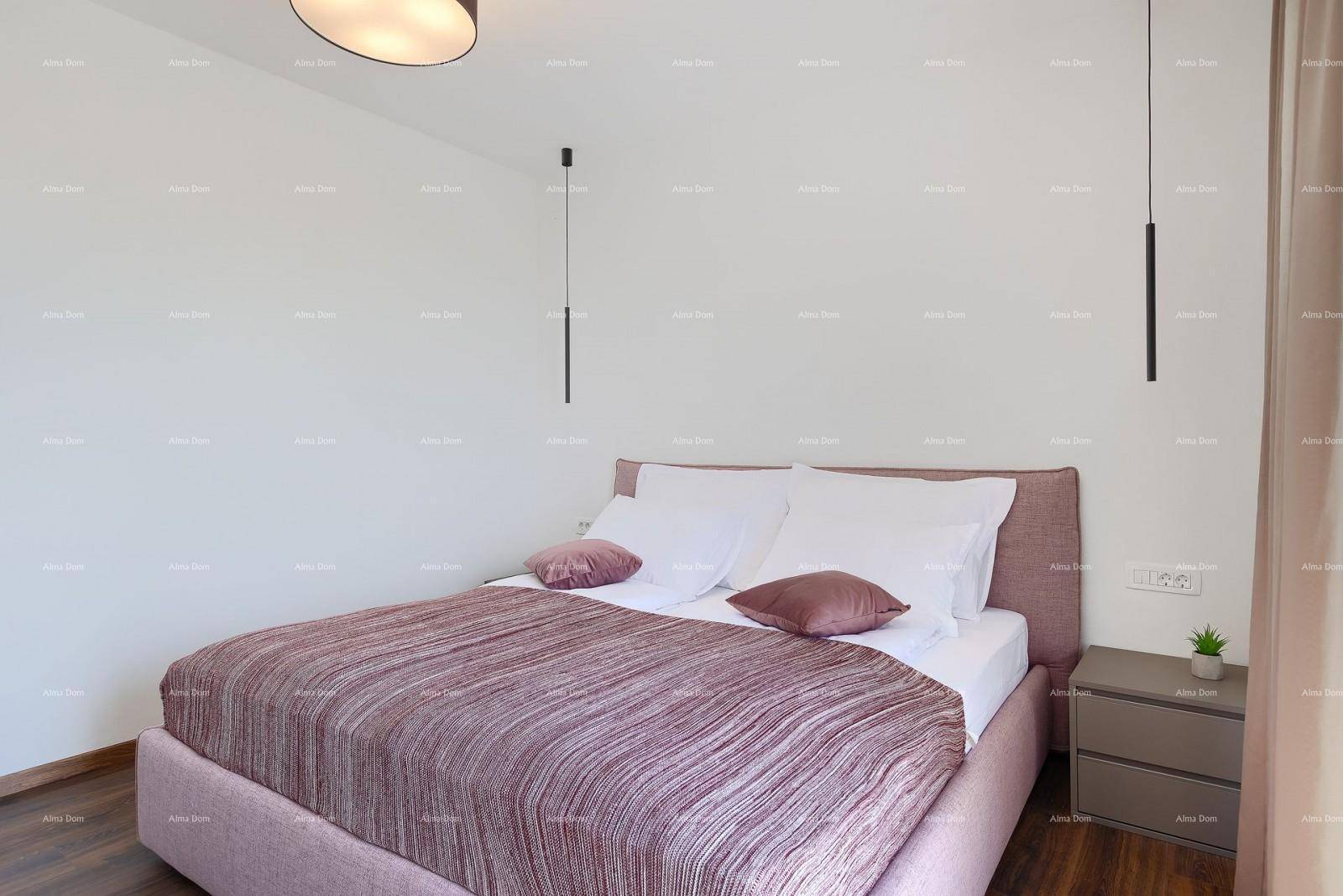 Helles Schlafzimmer mit Doppelbett, Nachttisch und modernem Deckenlicht, einladend gestaltet.