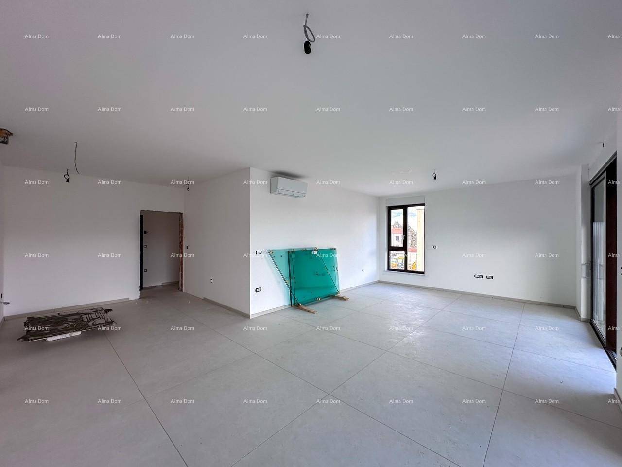 Großer, heller Wohnbereich im Rohbau mit Klimaanlage und Fenstern.