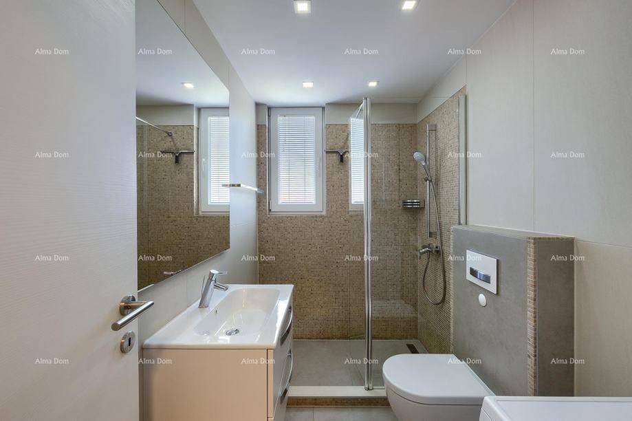 Modernes Badezimmer mit Dusche, Waschbecken, Toilette und großem Spiegel.