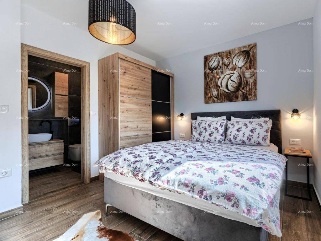 Gemütliches Schlafzimmer mit Holzboden, modernem Kleiderschrank und Zugang zum Badezimmer.
