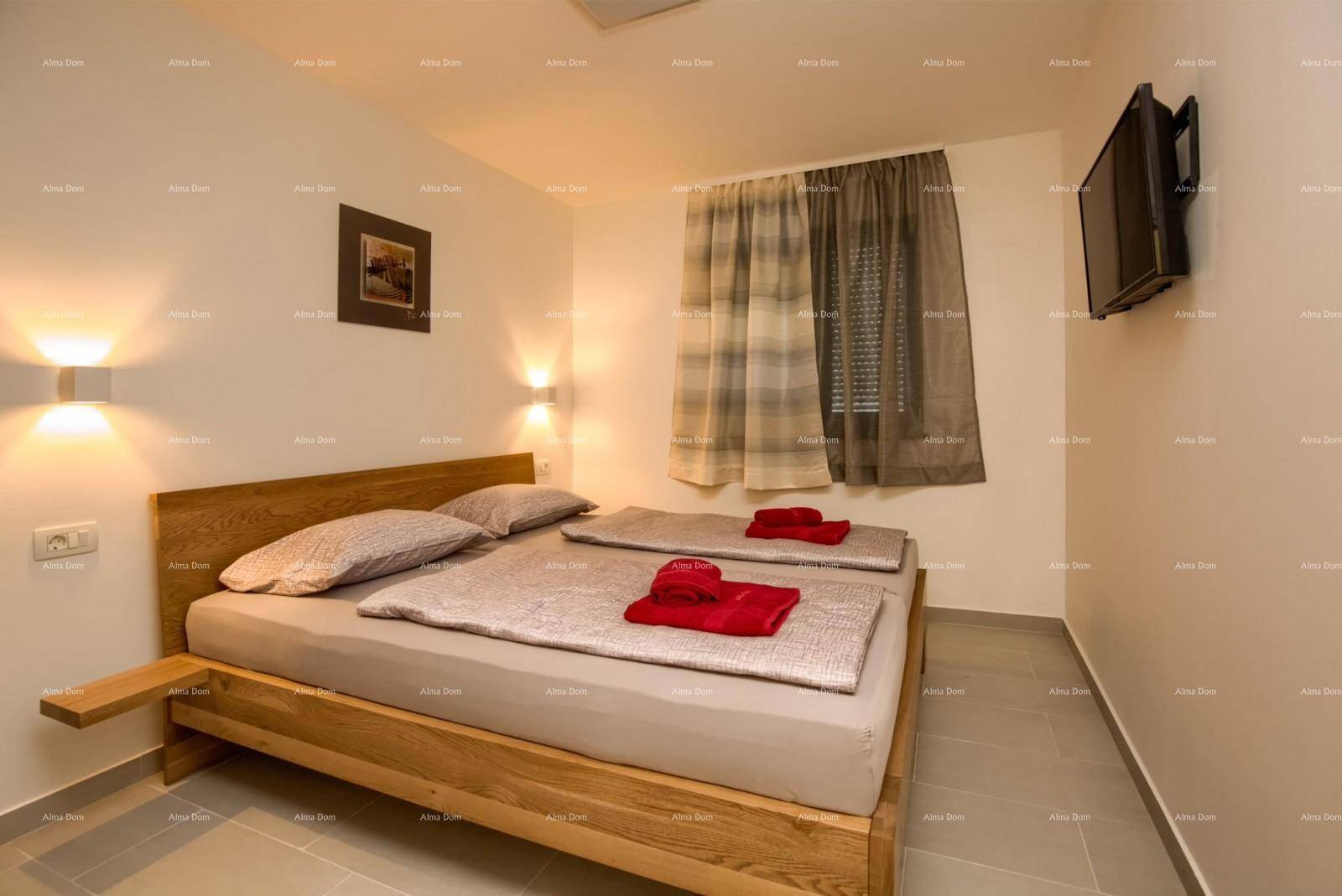 Schlafzimmer mit Doppelbett, Nachttisch und Wandleuchten, bietet eine gemütliche Atmosphäre.