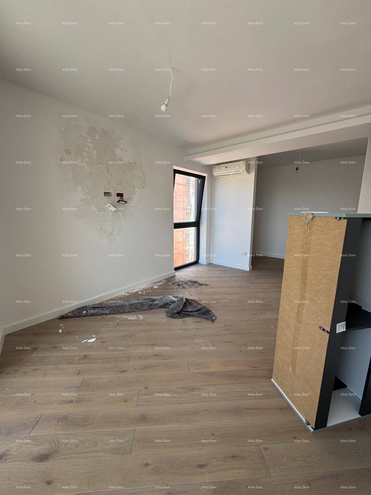 Helles Wohnzimmer mit Holzboden und großen Fenstern, bereit für die Einrichtung.