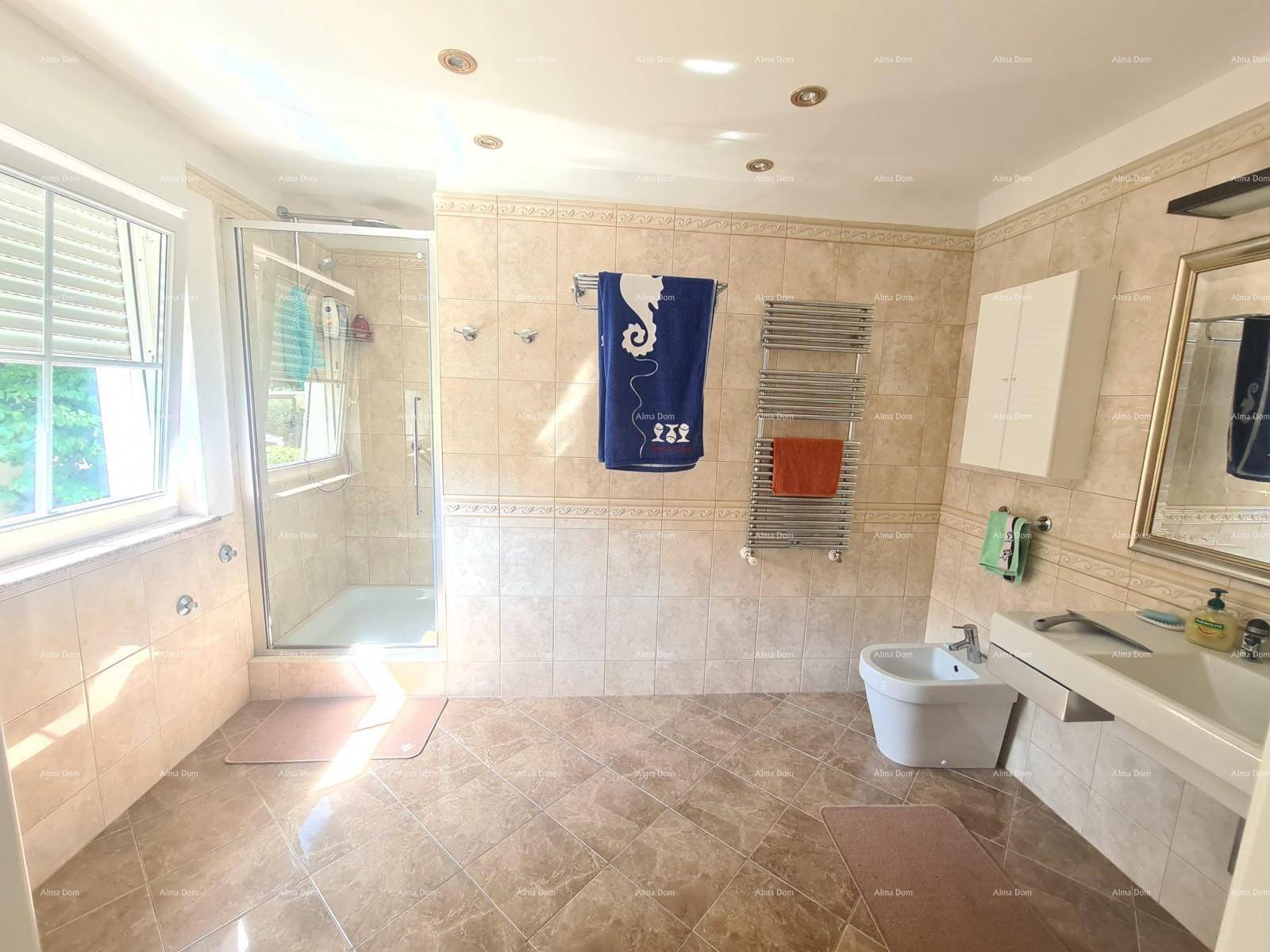 Geräumiges Badezimmer mit Dusche, Bidet, Waschbecken und beheiztem Handtuchhalter.