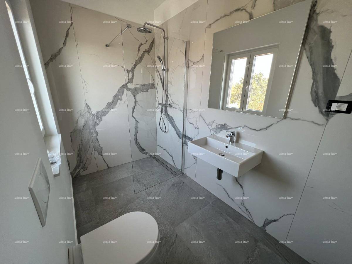 Modernes Badezimmer mit eleganten Marmor-Wandfliesen, grauen Bodenfliesen und begehbarer Dusche.