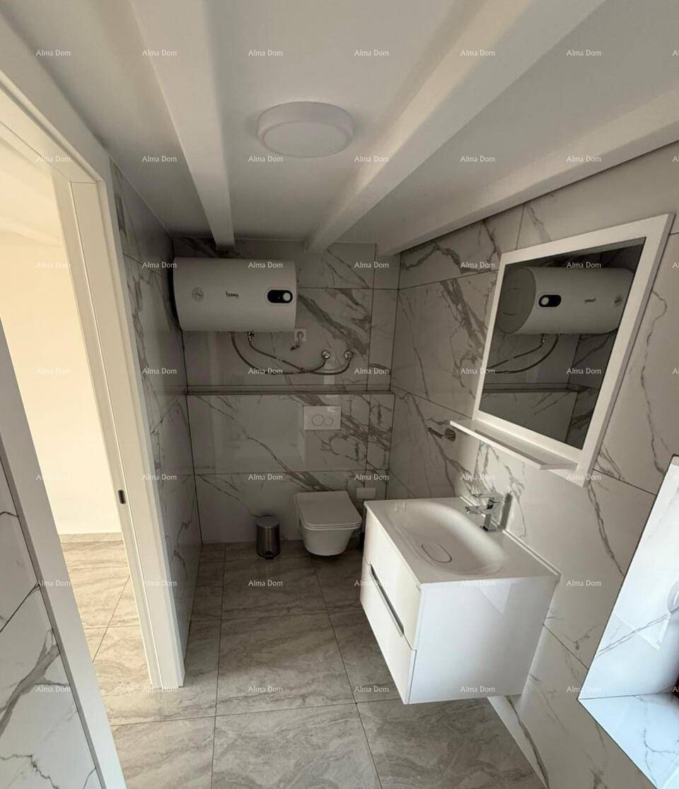 Helles Badezimmer mit modernem Waschtisch, wandhängender Toilette und großem Spiegel.