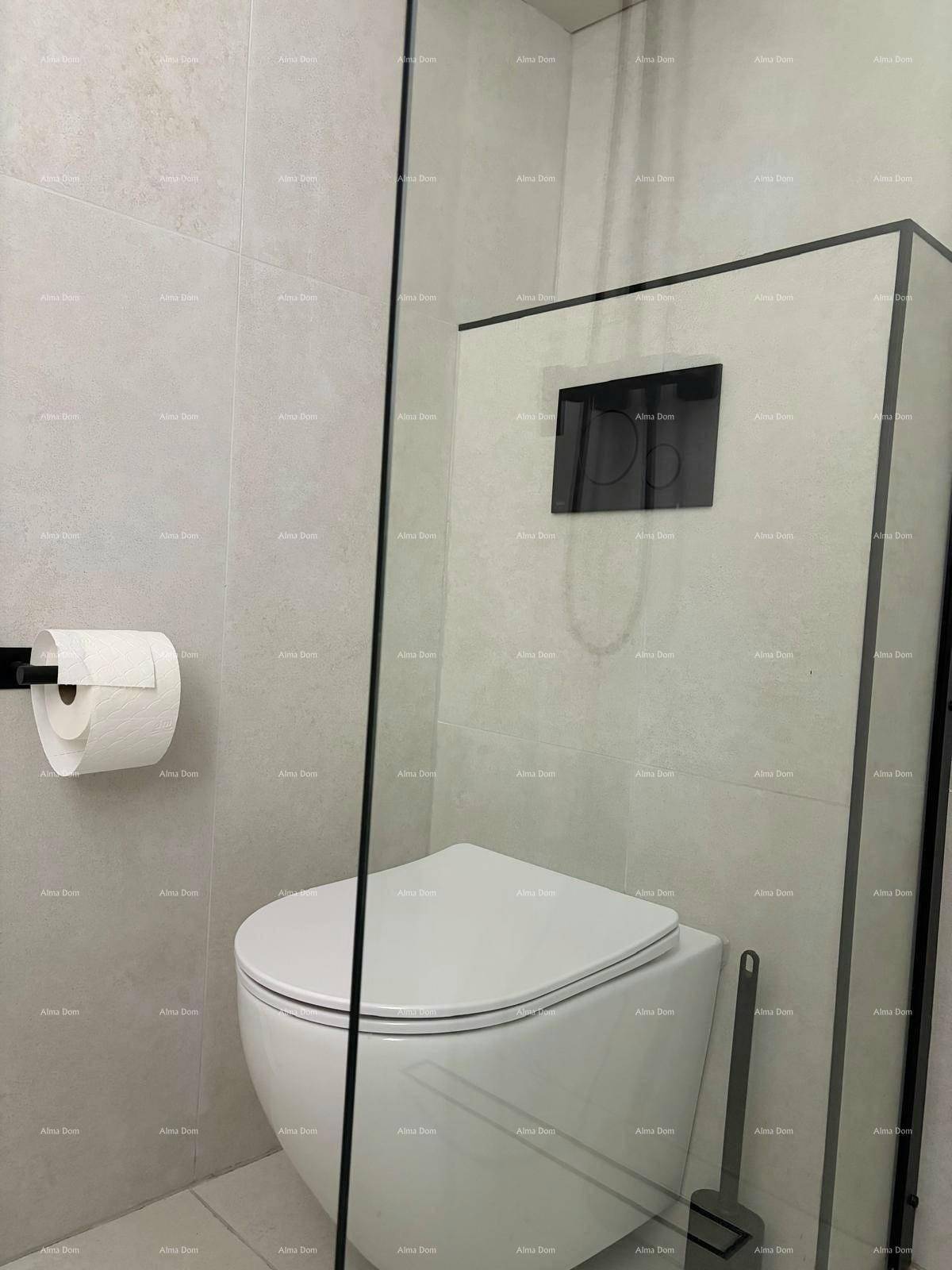 Wandhängendes WC mit schwarzer Betätigungsplatte und modernen Fliesen im Badezimmer.