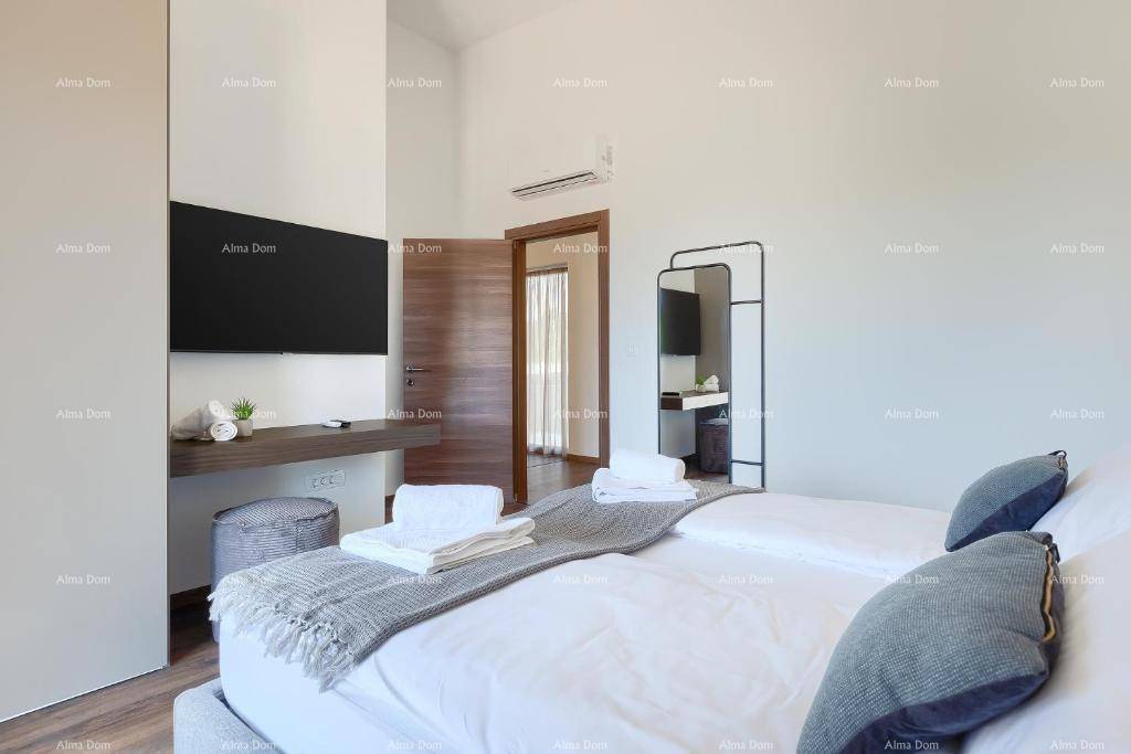 Helles Schlafzimmer mit Doppelbett, Einbauschrank und Wandfernseher, modern eingerichtet.