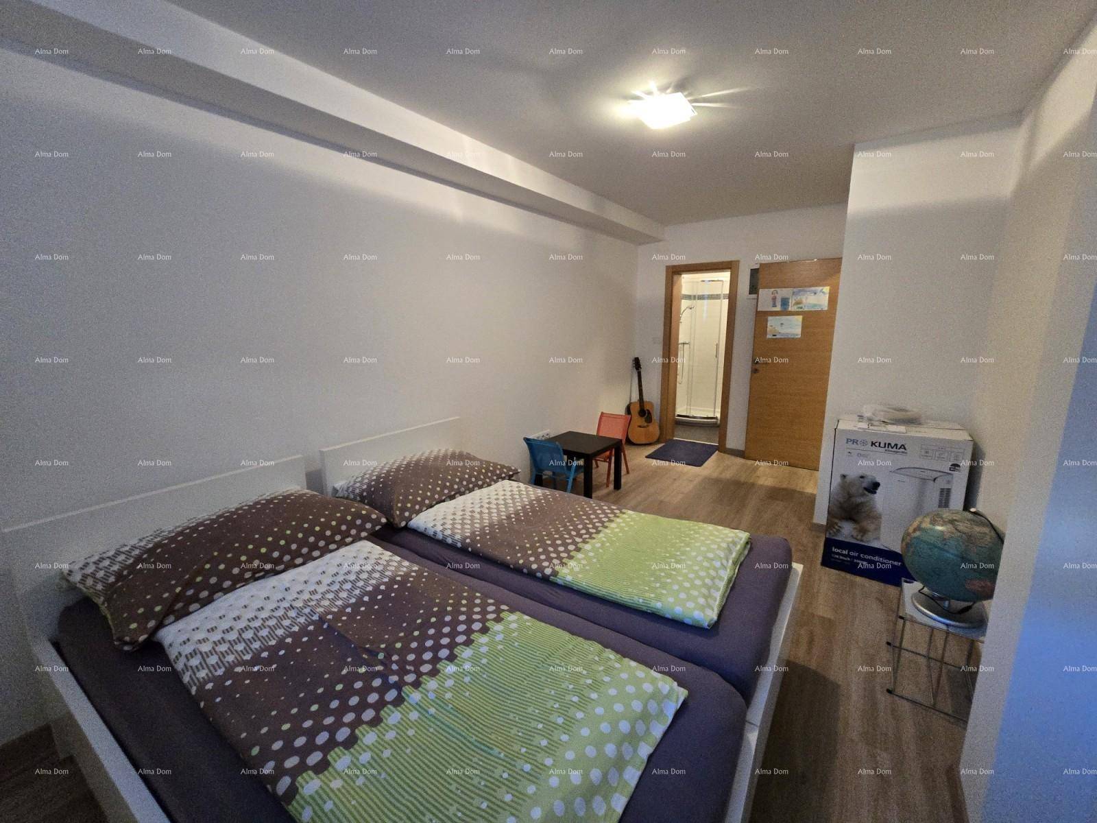 Kinderzimmer oder Gästezimmer mit zwei Einzelbetten und farbenfroher Bettwäsche, mit Holzoptik-Boden.