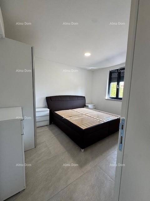 Helles Schlafzimmer mit Doppelbett, Nachttischen, Fliesenboden und Fenster.