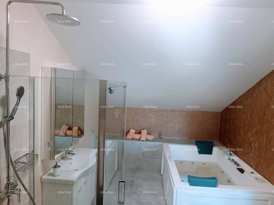Geräumiges Badezimmer mit Regendusche, Doppelwaschbecken und luxuriöser Whirlpool-Badewanne.