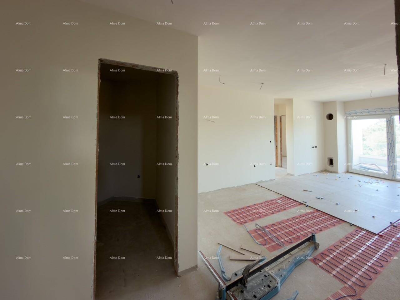 Blick in einen im Bau befindlichen Wohnbereich mit Fußbodenheizung und einem angrenzenden Türrahmen.