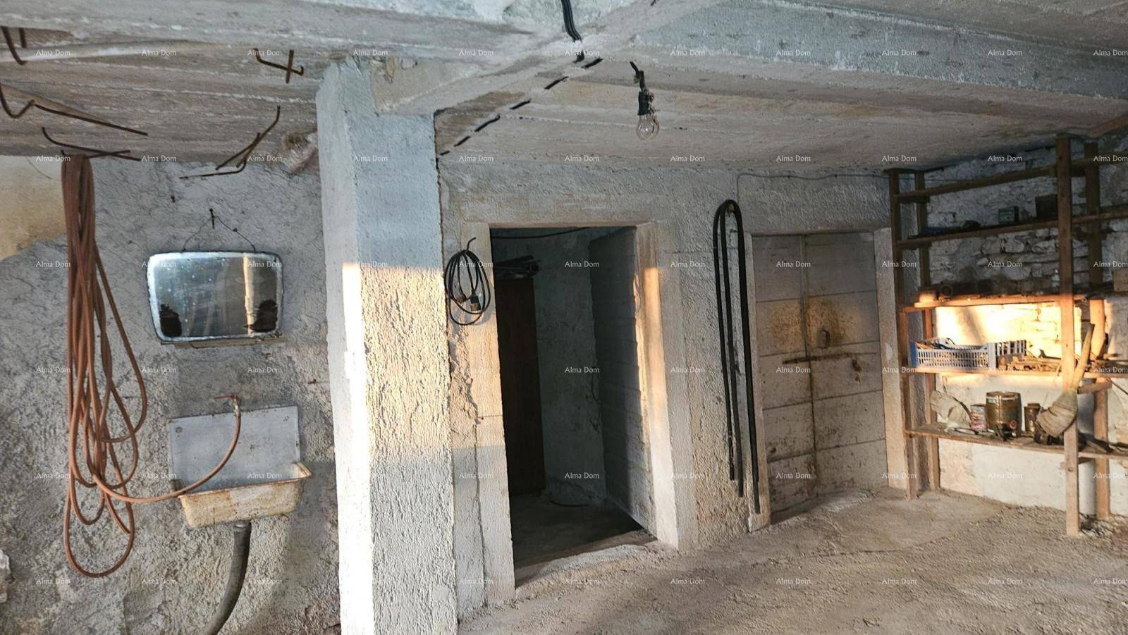 Kellerraum mit Waschbecken, Spiegel und Regalen, der zusätzlichen Stauraum bietet.