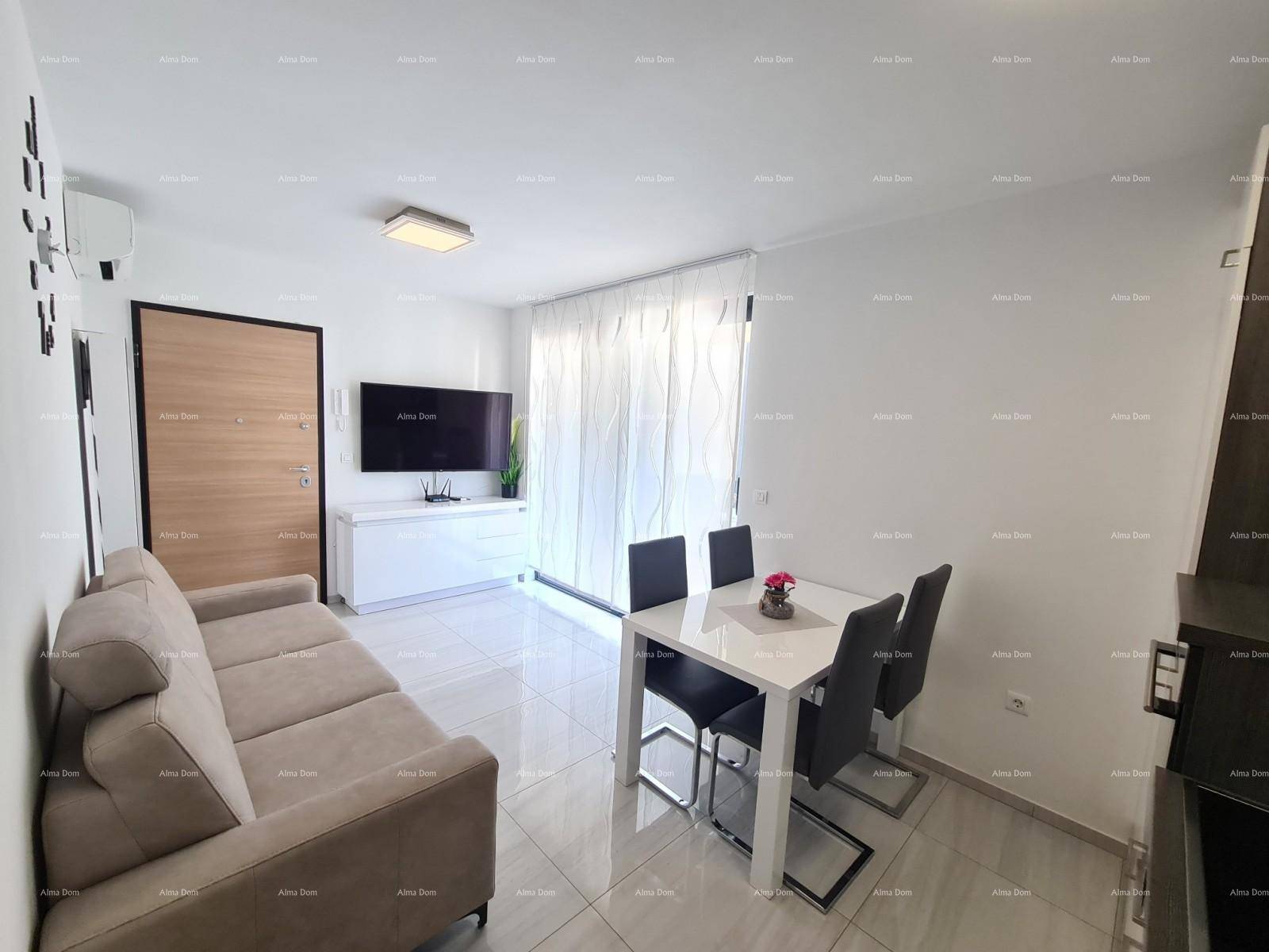 Gemütlicher Wohnbereich mit Sofa, Esstisch und Zugang zum Balkon.