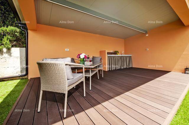 Überdachte Terrasse mit Holzboden und Essbereich, ideal für Mahlzeiten im Freien.