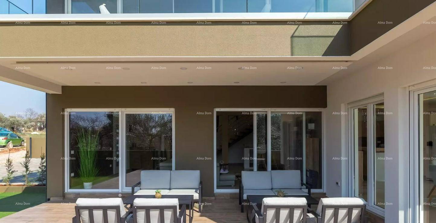 Geräumige, überdachte Terrasse mit bequemen Sitzgelegenheiten und Zugang zu den Innenräumen.