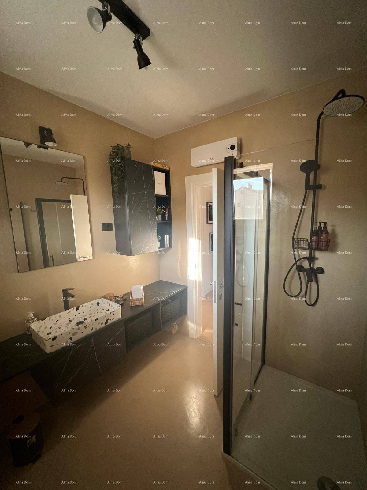 Modernes Badezimmer mit dunklem Waschtisch, rechteckigem Waschbecken und geräumiger begehbarer Dusche.