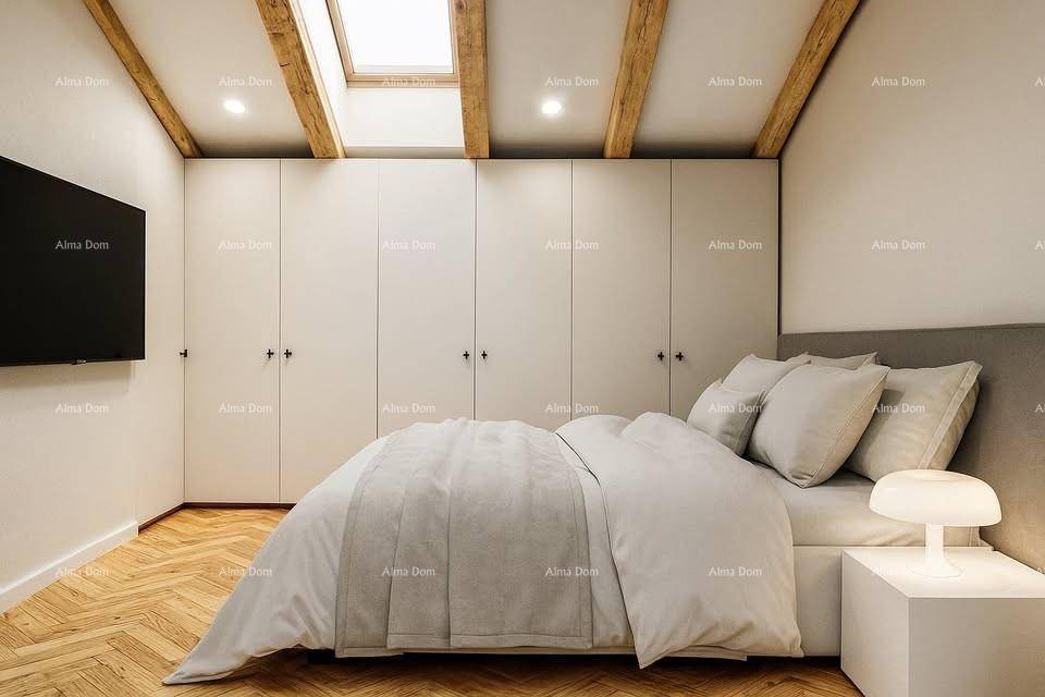 Helles Schlafzimmer mit Einbauschränken, Holzbalken, Fernseher und Dachfenster.