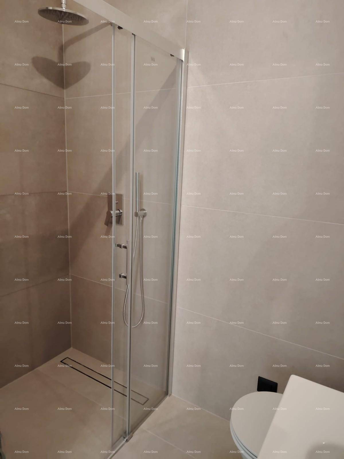 Modernes Badezimmer mit begehbarer Dusche und wandhängendem WC, ausgestattet mit grauen Fliesen.