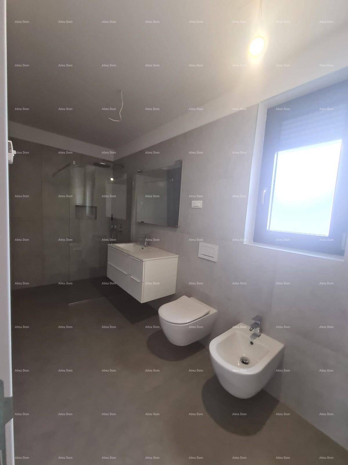Modernes Badezimmer mit begehbarer Dusche, Bidet, wandhängendem WC und Fenster für Tageslicht.