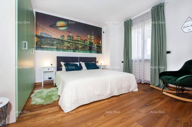Helles Schlafzimmer mit Holzboden, großem Wandbild und grünen Akzenten.