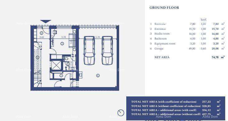Grundriss des Erdgeschosses mit Eingangsbereich, Studiozimmer und Doppelgarage.